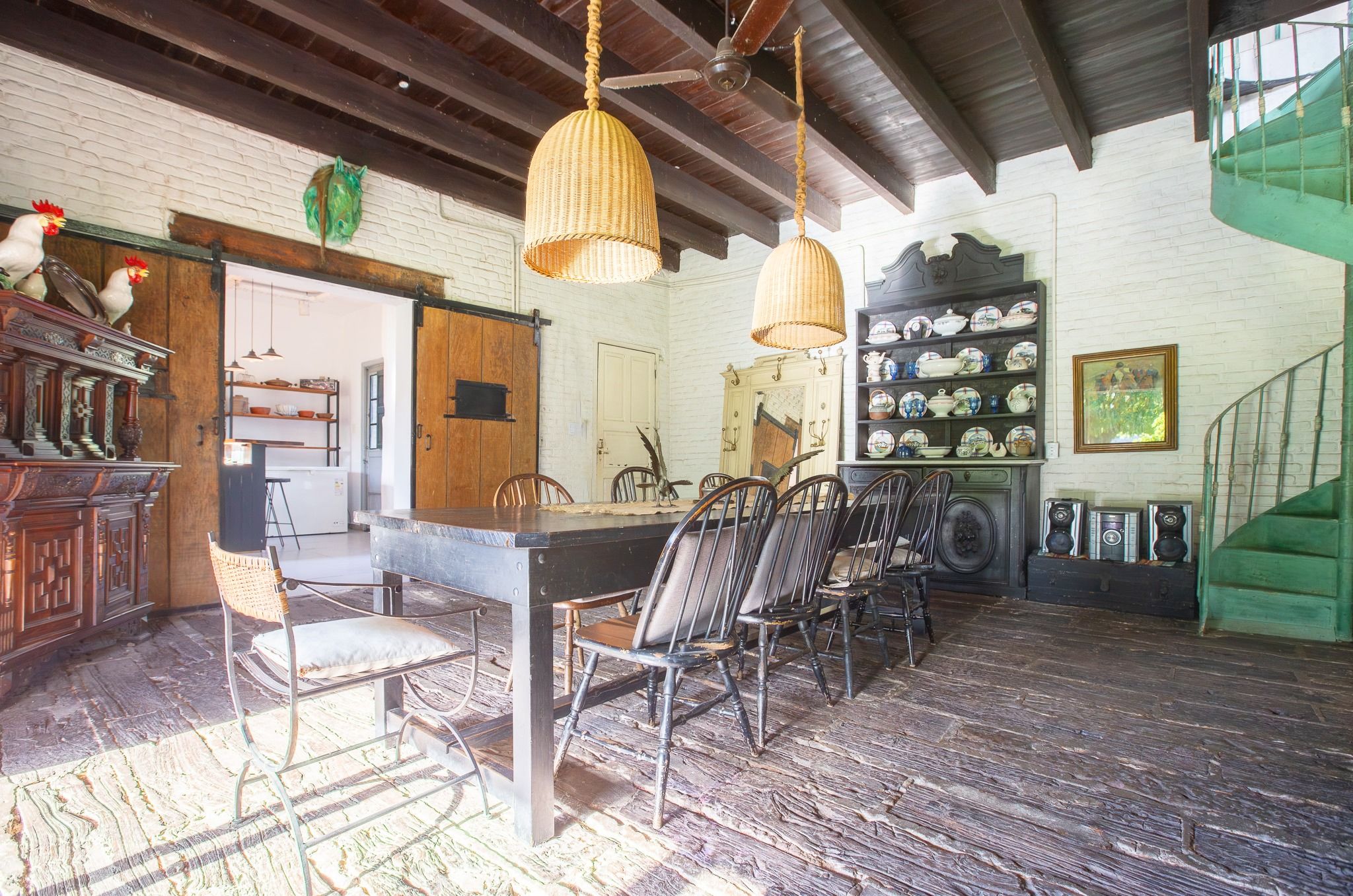Comedor de la casa con vigas de madera