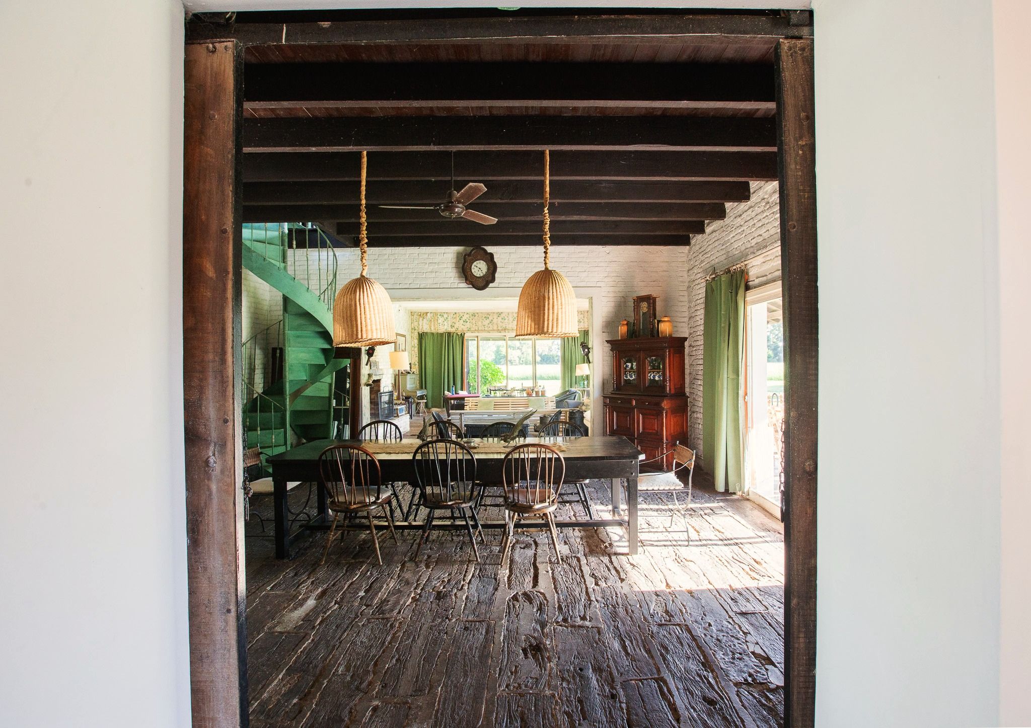 Comedor con mesa larga y escalera caracol (4 de 6)