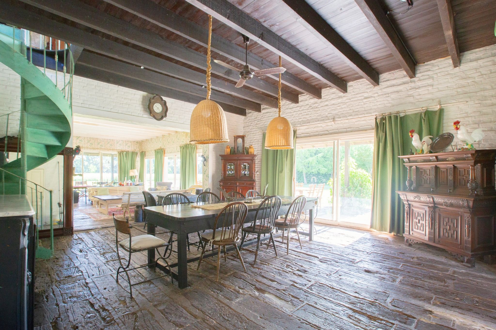 Comedor con mesa larga para todo el grupo