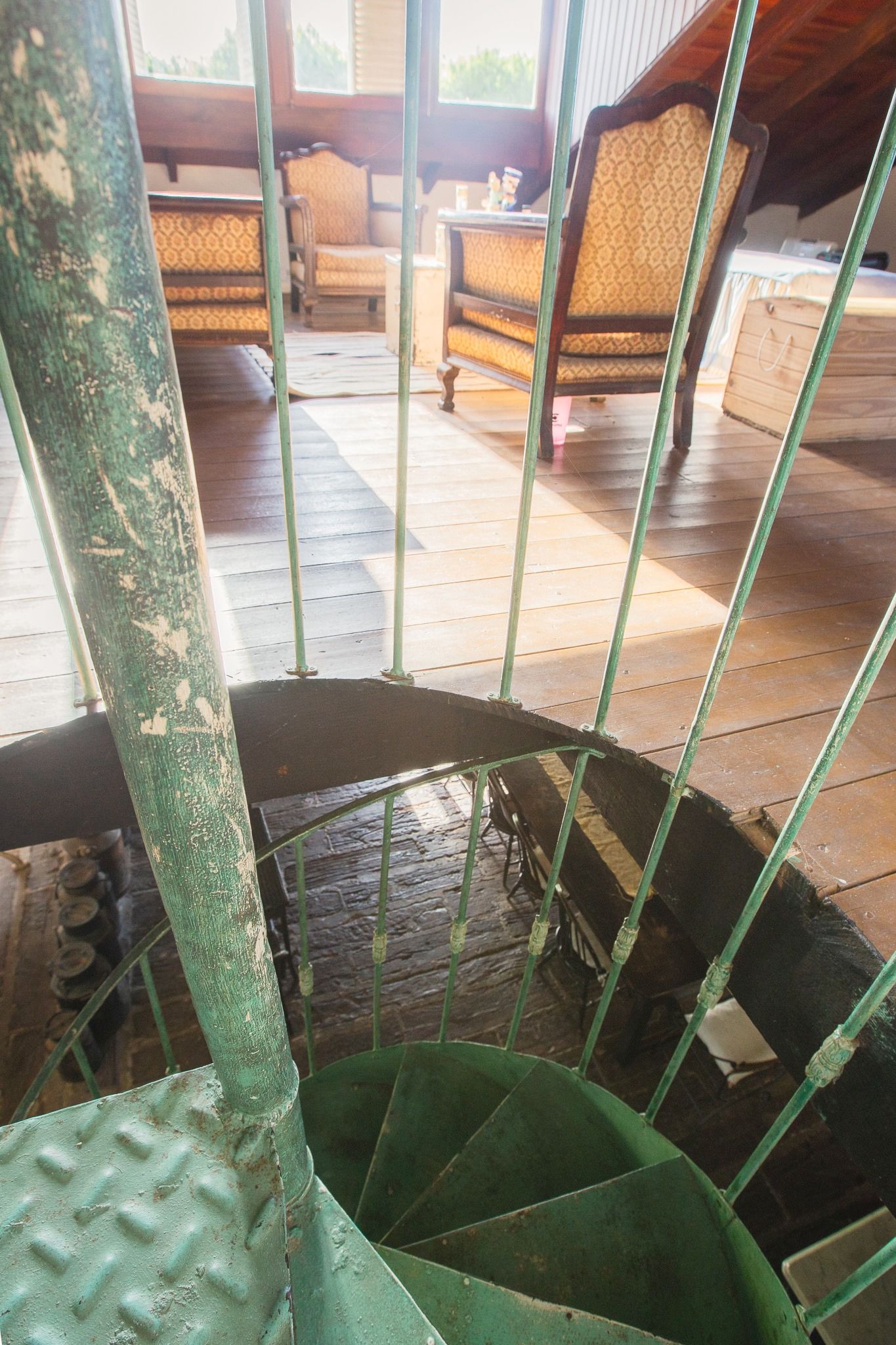 Comedor con mesa larga y escalera caracol (6 de 6)