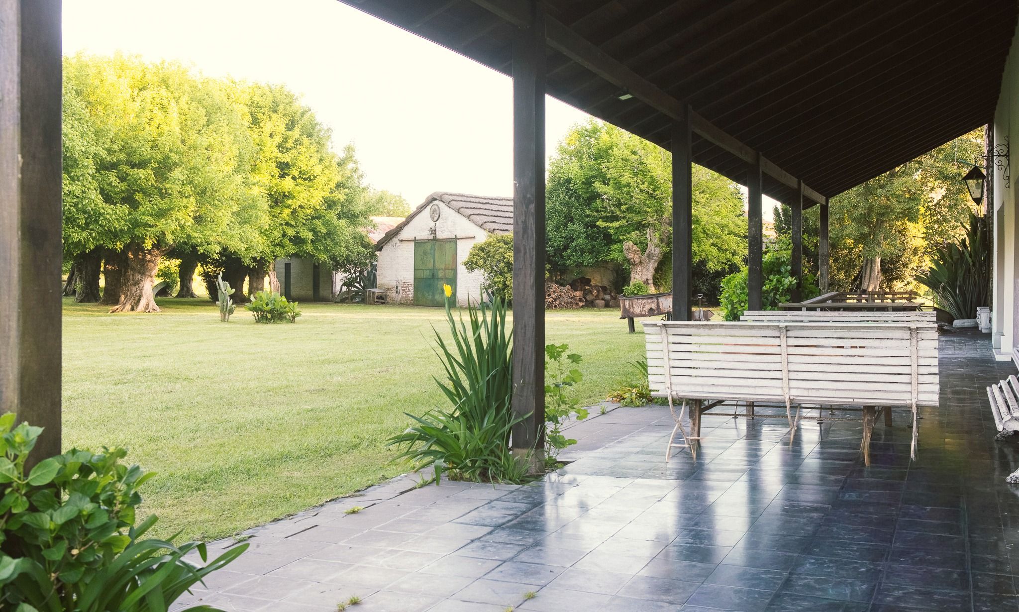 Galería de la casa con vista al parque