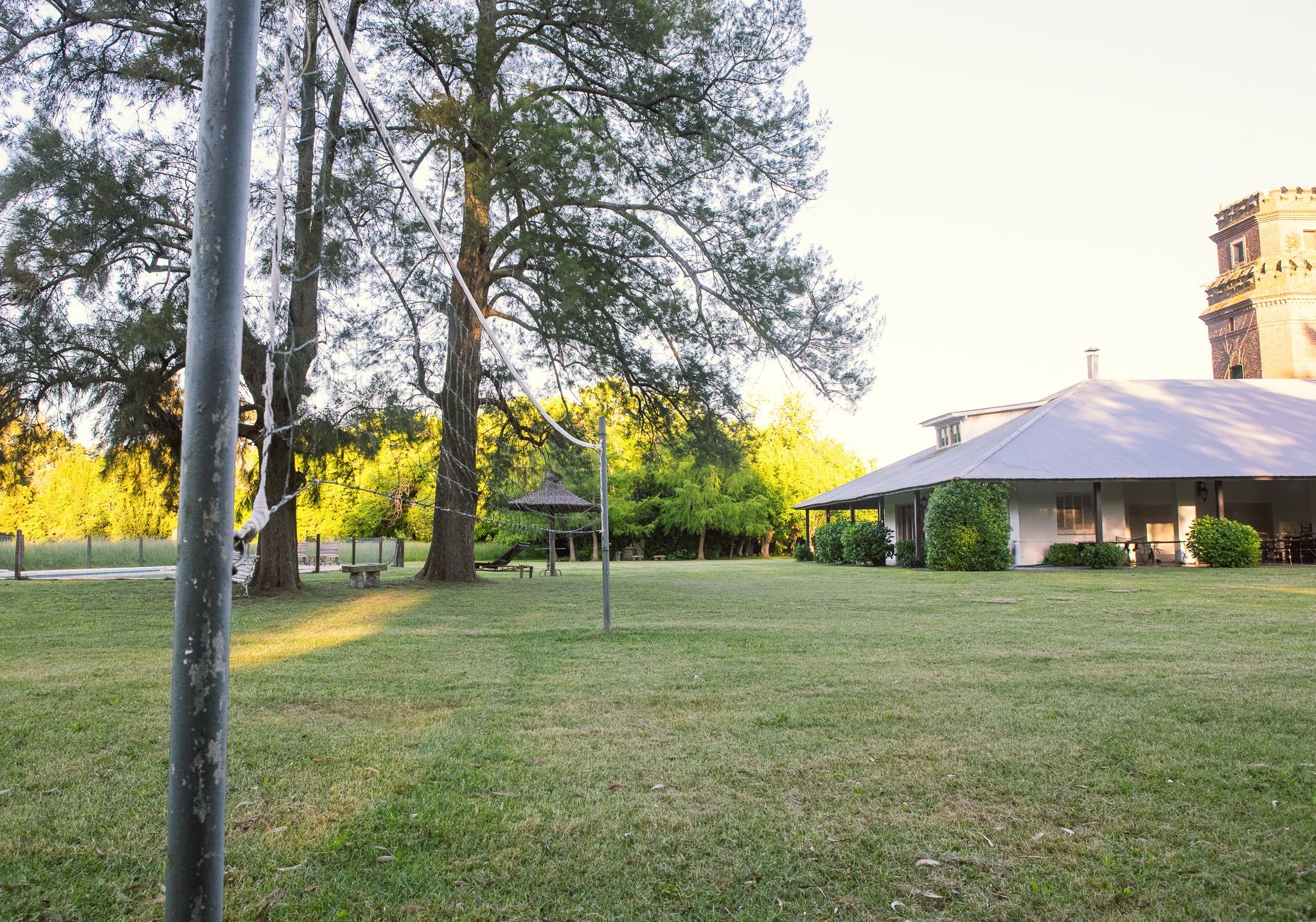 Parque y casa al atardecer
