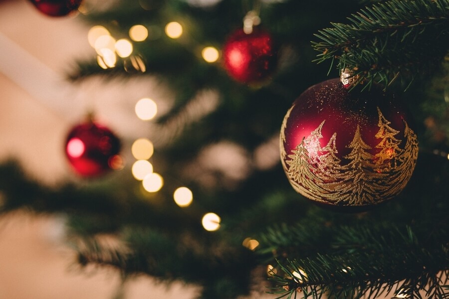 Imagen de un árbol de Navidad con adornos