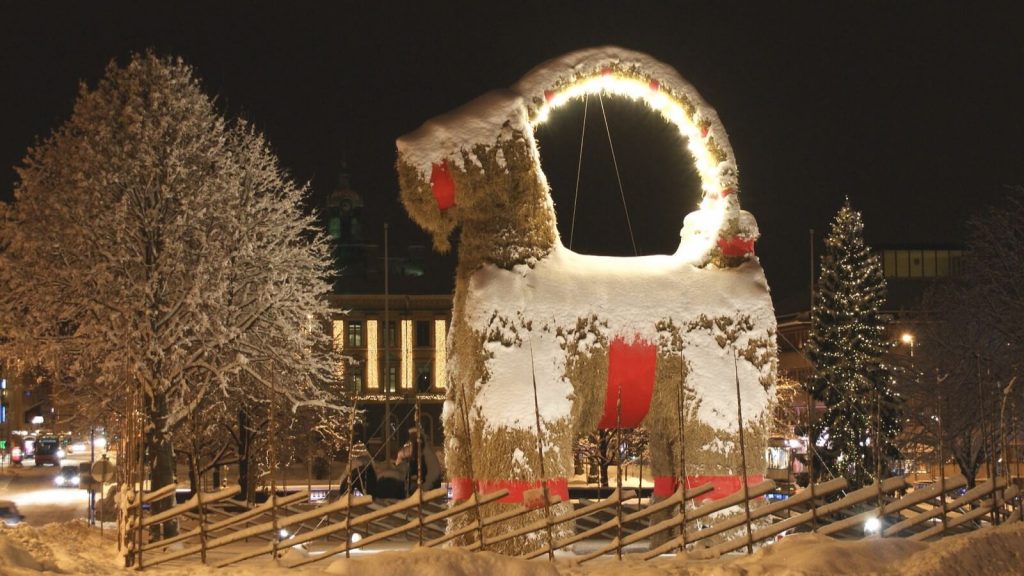 Una gran estatua de la cabra de Navidad, tradición navideña en Suecia.