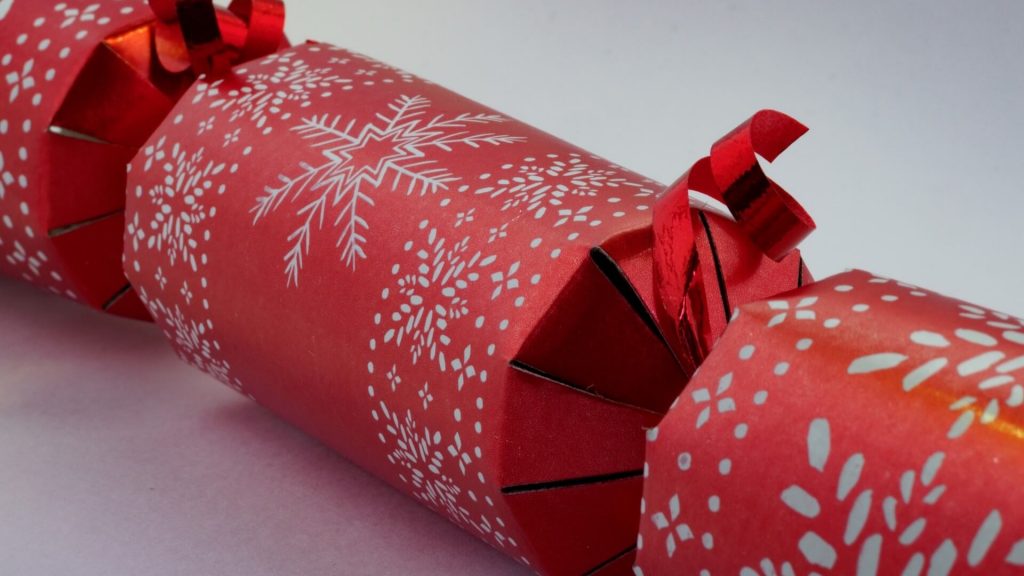 Un primer plano de un cracker navideño, una tradición en Inglaterra
